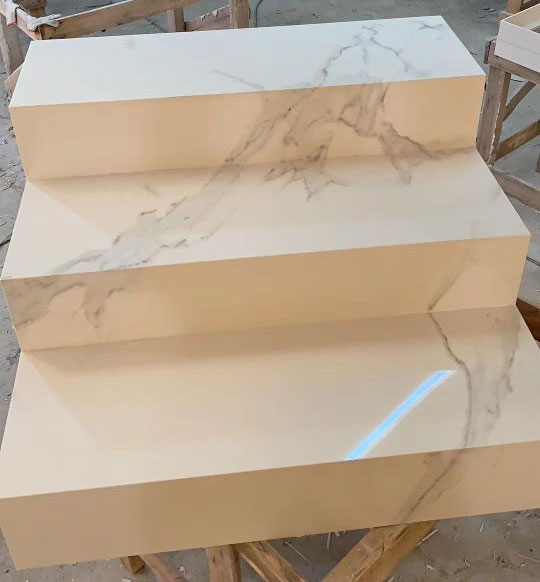 巖板制作的樓梯臺(tái)階